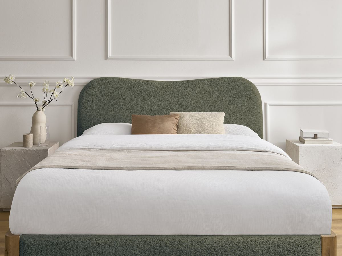 Lit SORALI tissu bouclette avec lattes massives