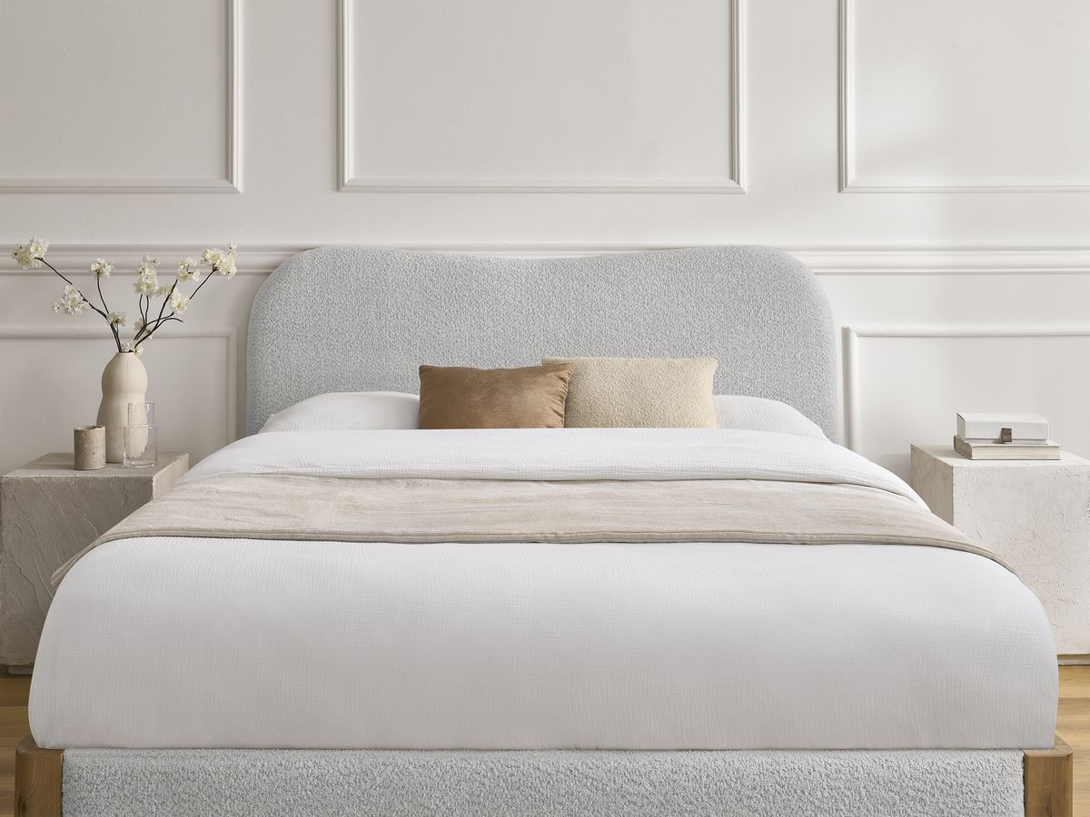 Lit SORALI tissu bouclette avec lattes massives