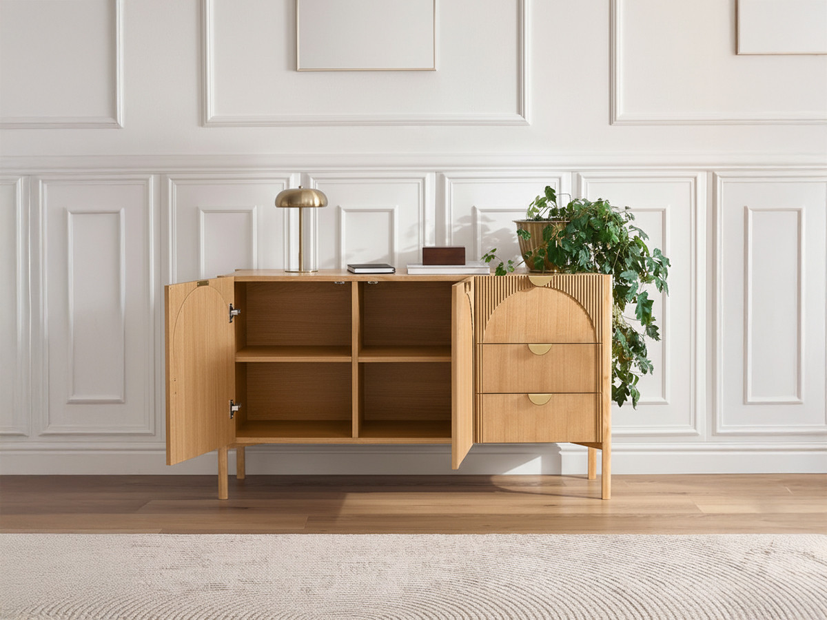 LOLA 2-deurs, 3-laden dressoir 135 cm, afgerond patroon en massief essenfineer