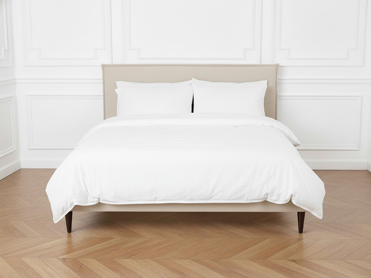 Structure de lit SARY avec lattes massives pieds bois wengé 180 x 200 cm Structure de lit SARY avec lattes massives pieds bois wengé 180 x 200 cm