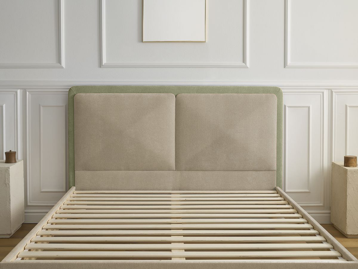 MARA bed in tweekleurige structuurstof met massieve lattenbodem