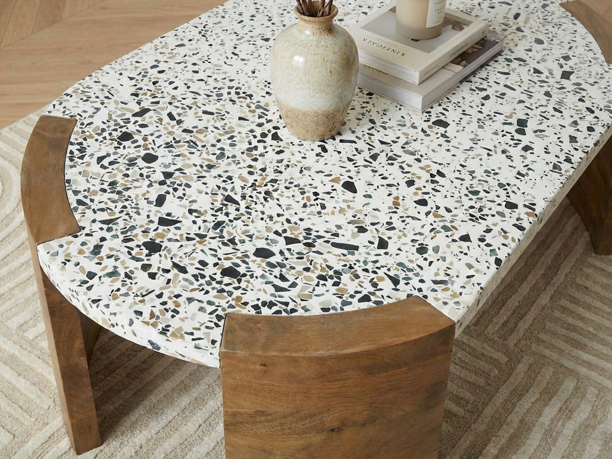 Table basse ovale 110 cm TORVI plateau terrazzo et pieds bois massif de manguier — vue 6