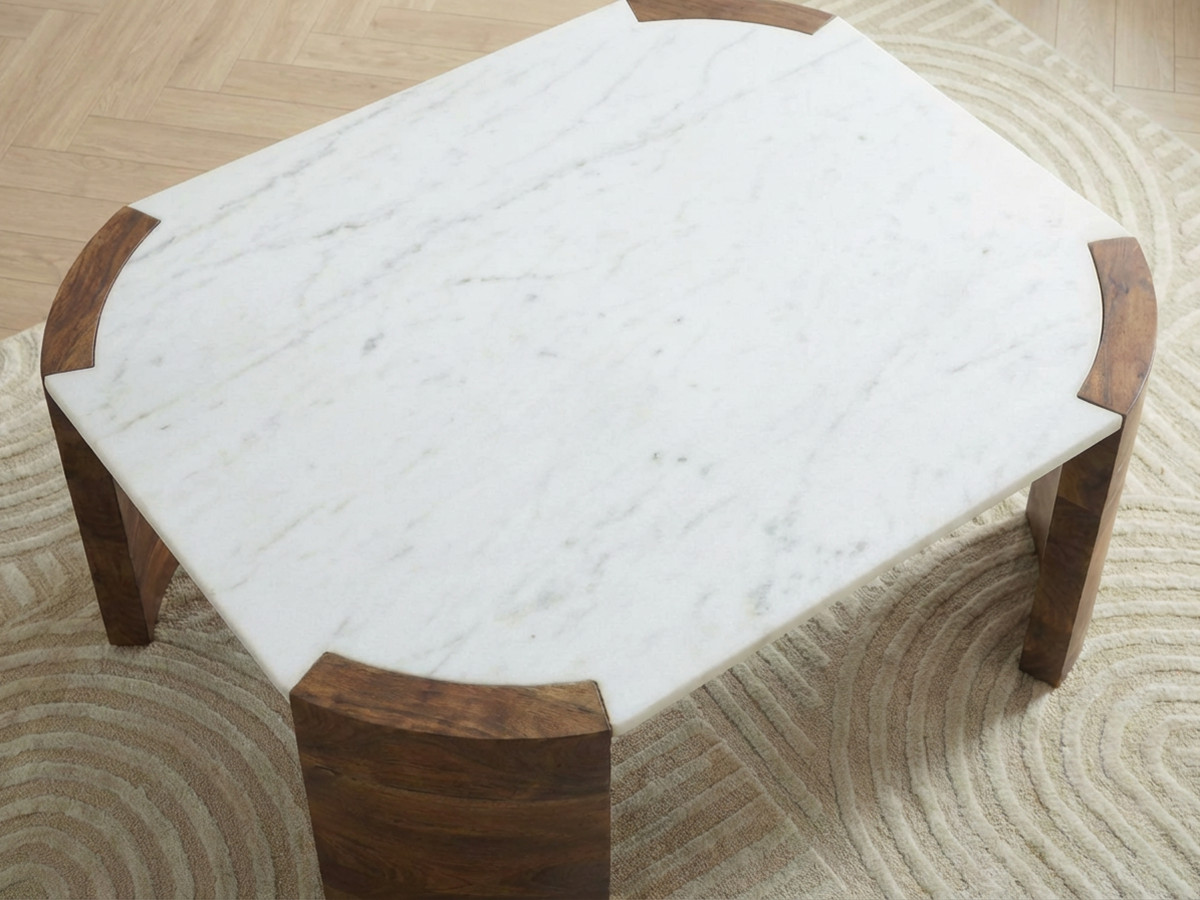 Table basse carrée 85 cm TORVI plateau marbre et pieds bois massif de manguier — vue 5