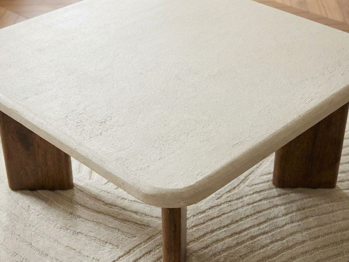 Vierkante salontafel van 70 cm met ARYA travertin-look en poten van massief mangohout