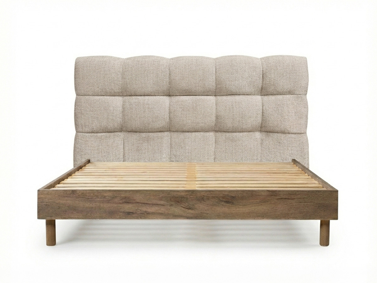 kumo-bed met gestructureerde stof, stevige lattenbodem en poten van natuurlijk hout gekleurd beige