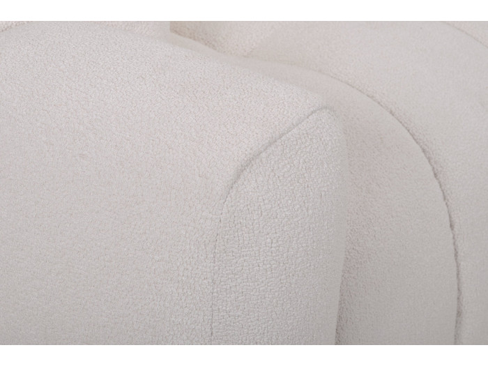 Gros plan du tissu beige du canapé Bradley montrant sa texture et ses coutures.
