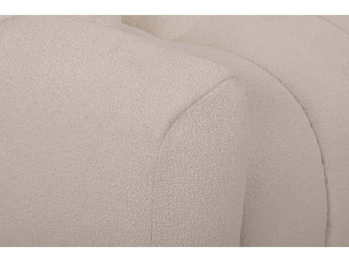 Gros plan du tissu beige du canapé Bradley montrant sa texture fine et régulière.