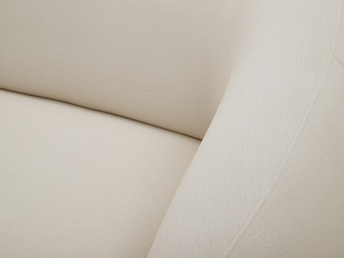 Gros plan sur le tissu beige du canapé Halo, texture et couture bien en évidence.