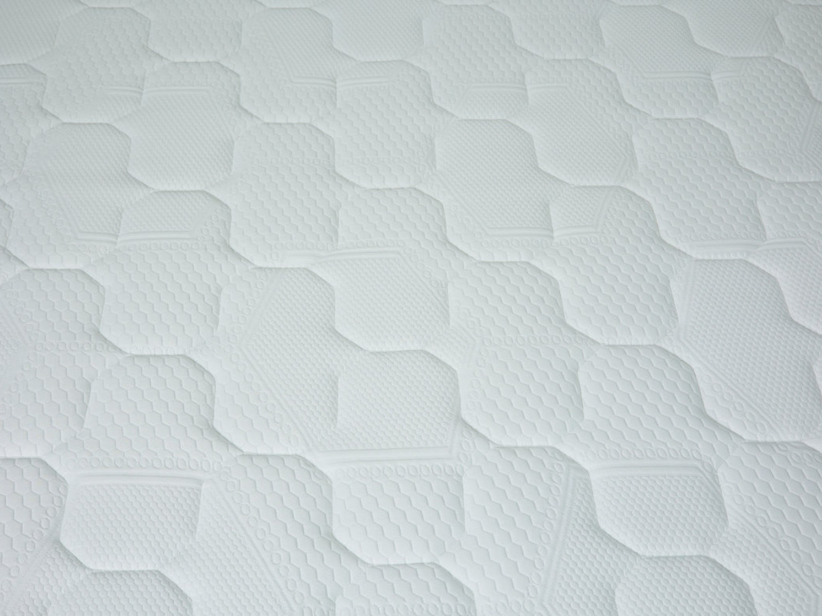 KUMO bed (160 x 200 cm), CAPUCINE matras, RE-DREAM dekbed van gemiddelde dikte (240 x 260 cm), twee RE-DREAM kussens (60 x 60 cm)