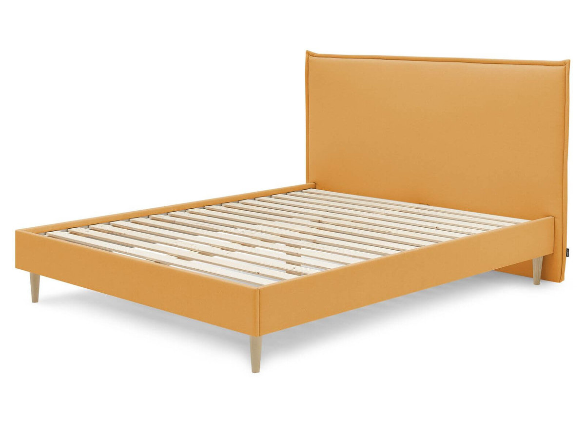 lit sary avec lattes massives pieds en bois naturel de couleur jaune moutarde