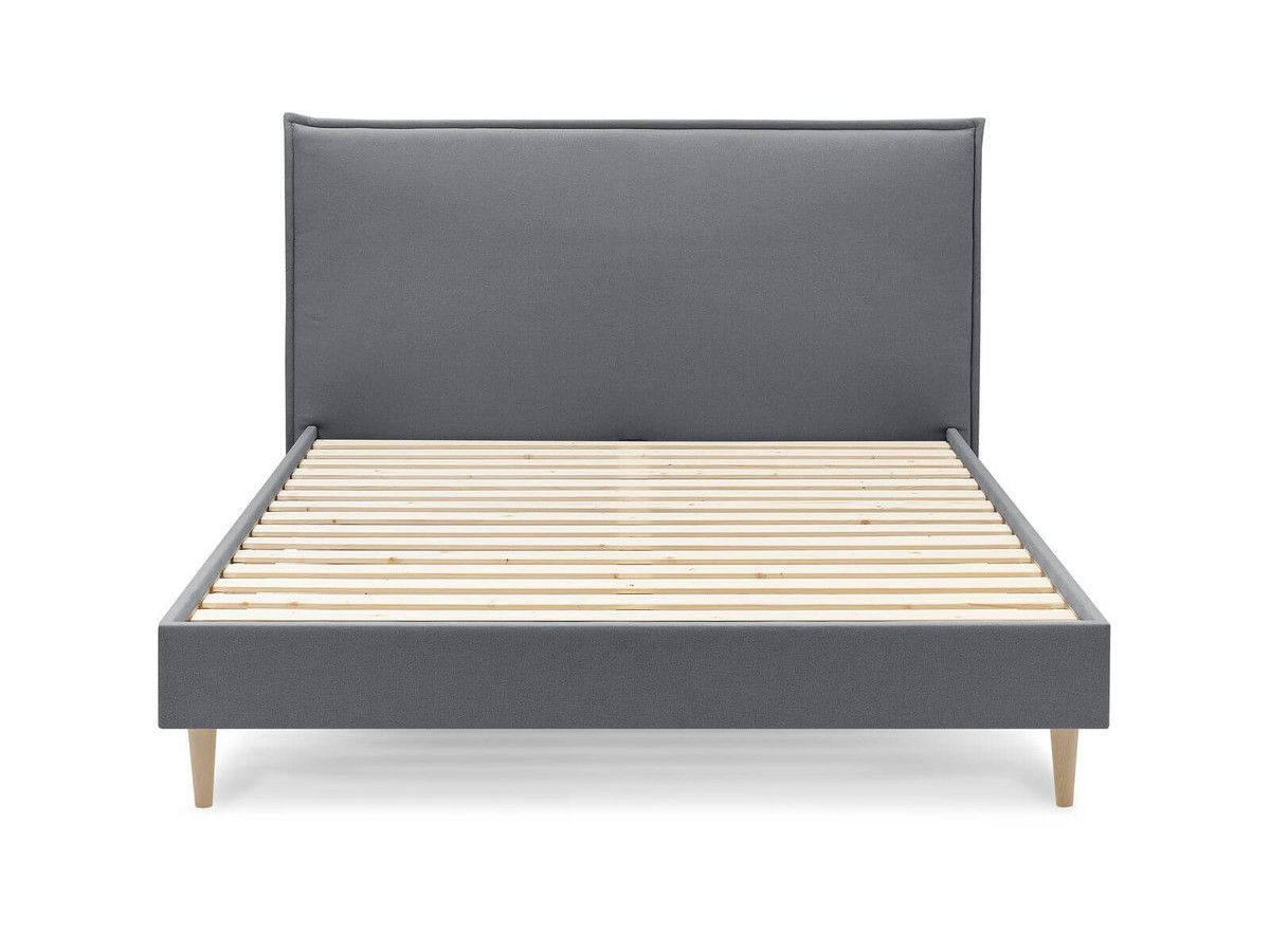 SARY bed met massieve lattenbodem en poten van natuurlijk hout