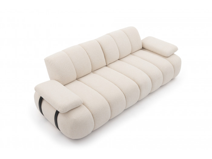 Canapé Rivoli beige clair vu de côté, proportions généreuses et accoudoirs visibles.