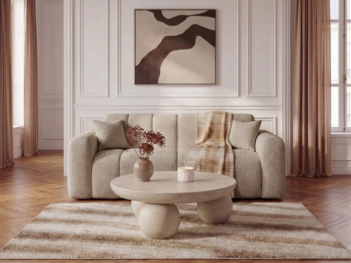Canapé Bradley beige en tissu dans un salon blanc elegant avec table basse.