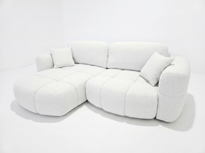Canapé Madison blanc modulable avec coussins vue de face sur fond blanc.