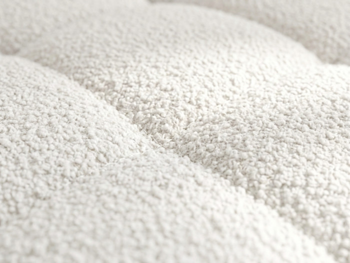 Détail matière tissu blanc bouclette canapé Madison très gros plan.