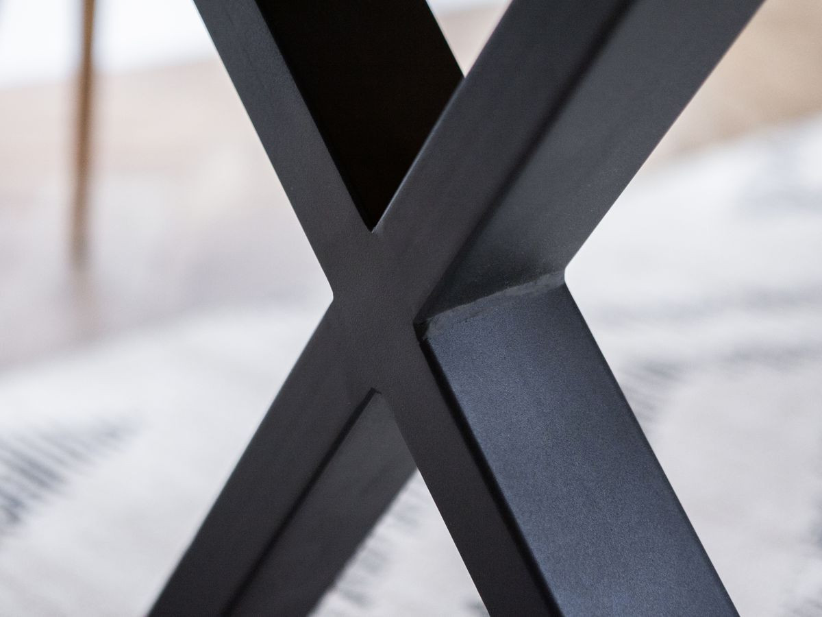 Uitschuifbare eettafel WENDY van massief eikenhout met metalen kruispoten