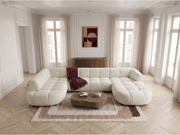 Canapé Lovely blanc cassé dans salon blanc classique avec fenêtres, meuble bois et rug.