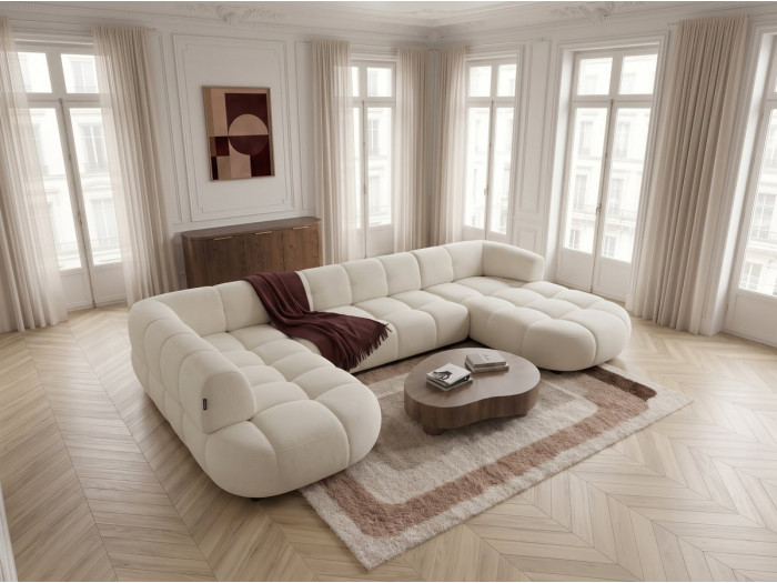 Canapé Lovely blanc cassé dans intérieur lumineux avec fenêtres, parquet et décoration épurée.