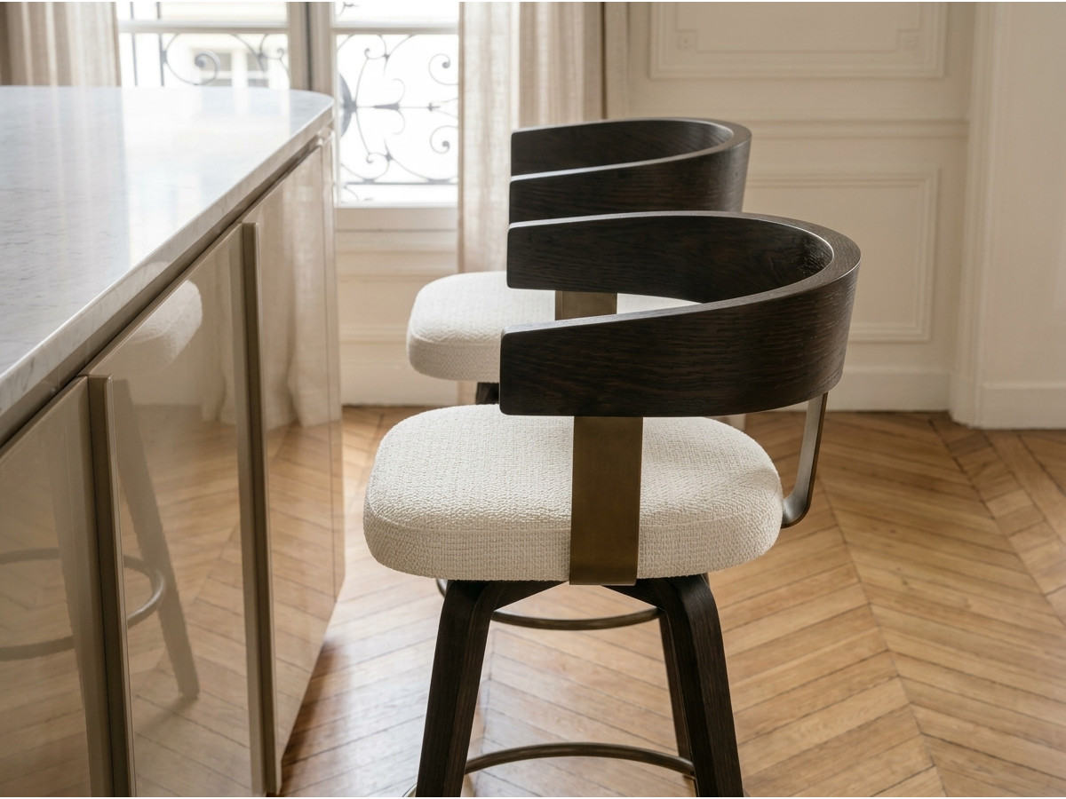 Lot de 2 chaises de bar pivotantes BIARA tissu texturé et pieds contreplaqué peuplier