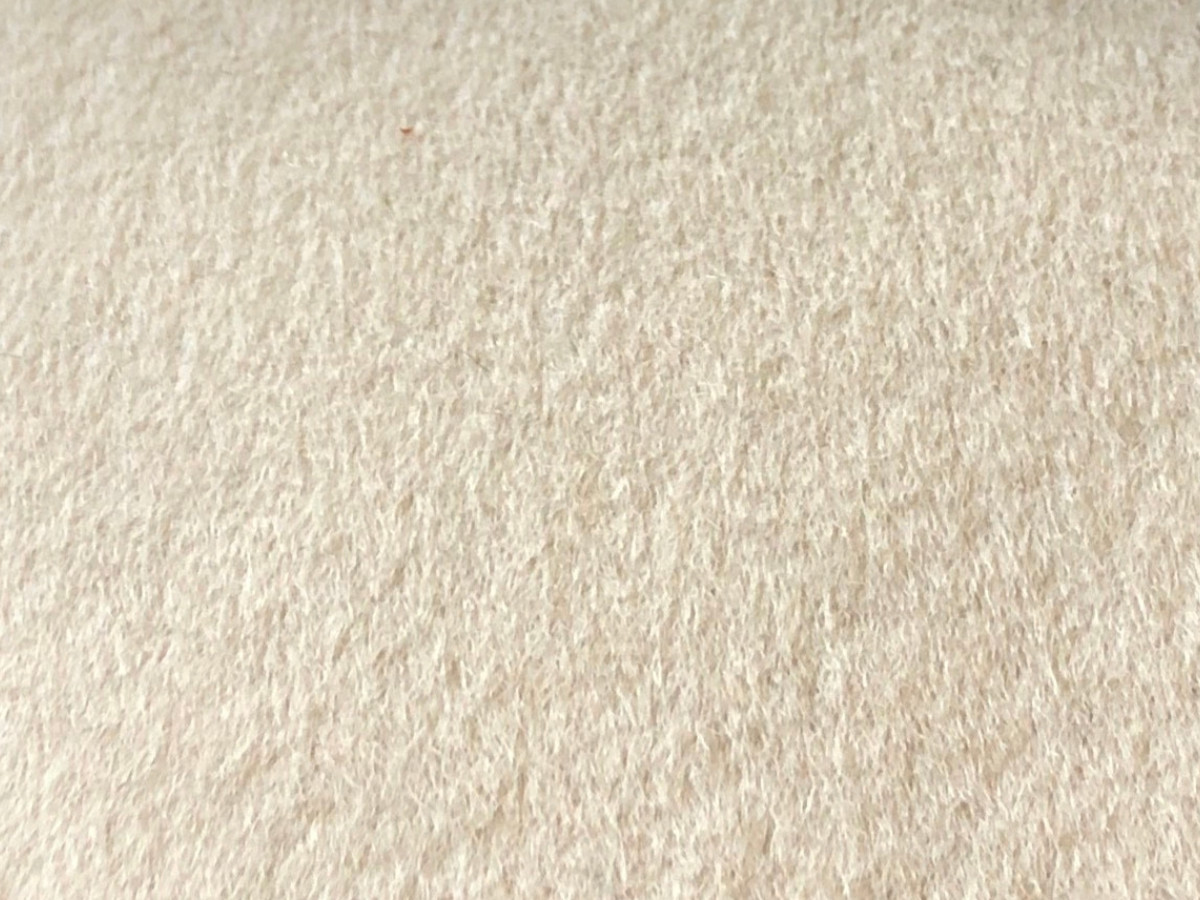Lit KAYA tissu velours lisse avec lattes massives