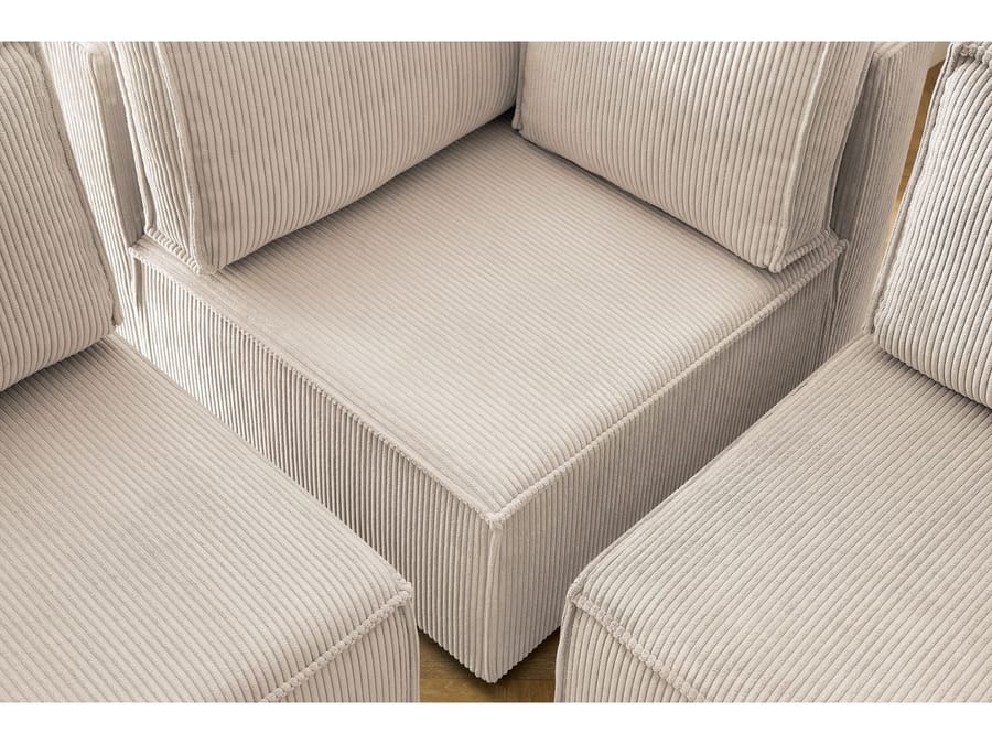 Détail de la matière striée et des coutures du canapé Nihad beige.