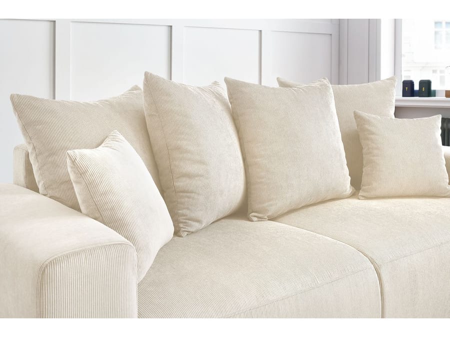 Gros plan des coussins en tissu côtelé beige du canapé Envy