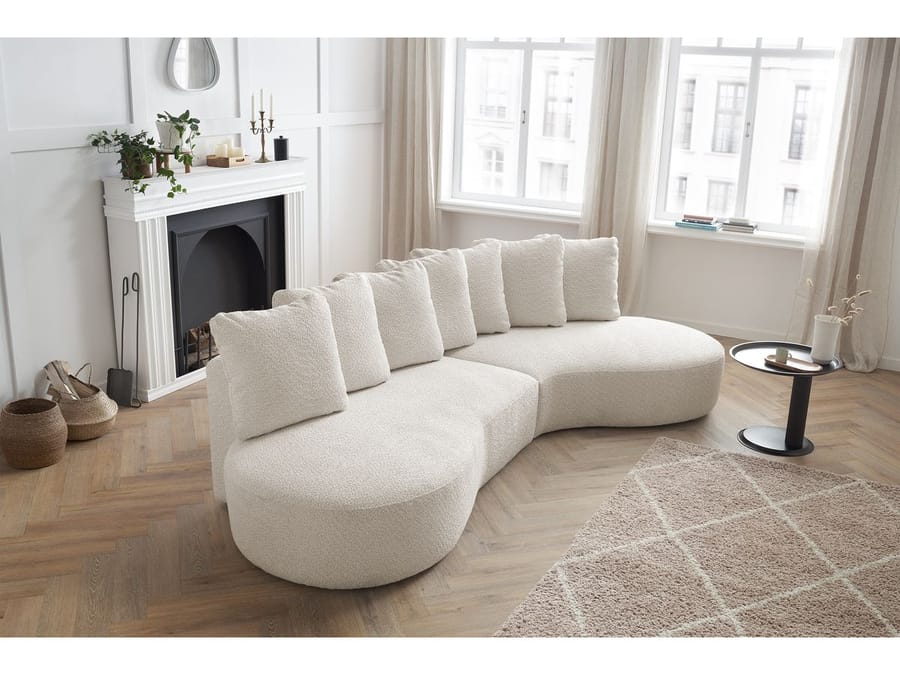 Canapé Marianne beige vu de trois quarts, profondeur et hauteur des coussins visibles