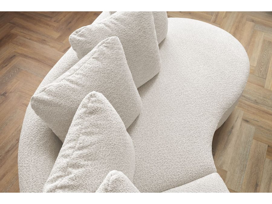 Gros plan de la texture tissus beige du canapé Marianne et des coussins