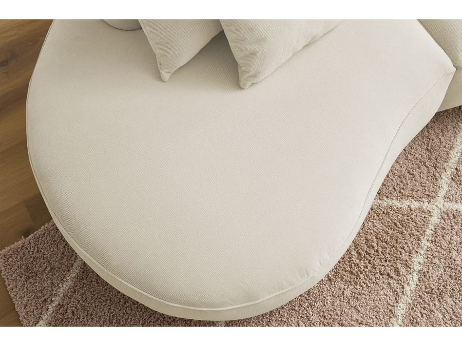 Gros plan sur les coussins et le rembourrage du canapé Saint-Germain blanc cassé.