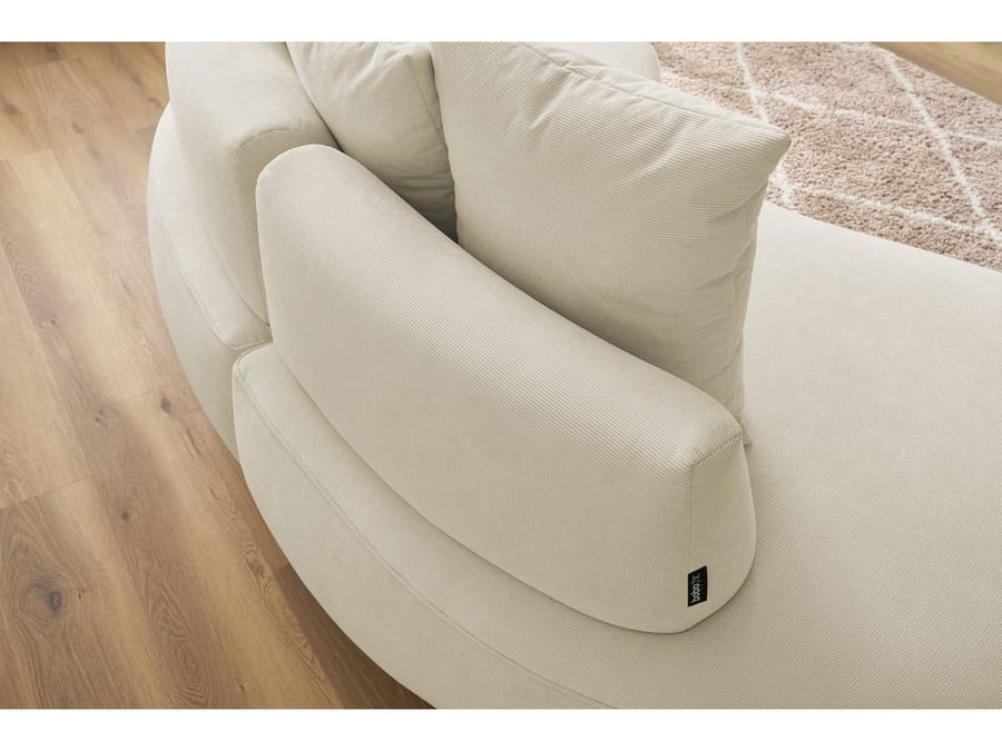 Détail du coussin et de l'accoudoir du canapé Saint-Germain blanc cassé avec étiquette.