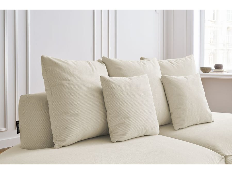 Gros plan sur les coussins et la texture du canapé Saint-Germain blanc cassé.