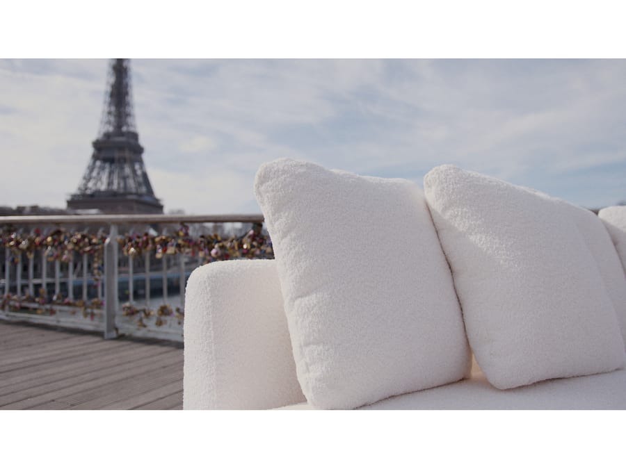 Canapé Marianne beige sur une terrasse avec vue sur la tour Eiffel
