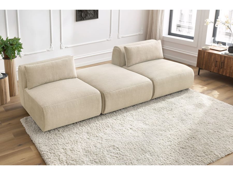 Canapé Jeanne beige trois modules alignés dans salon avec tapis blanc