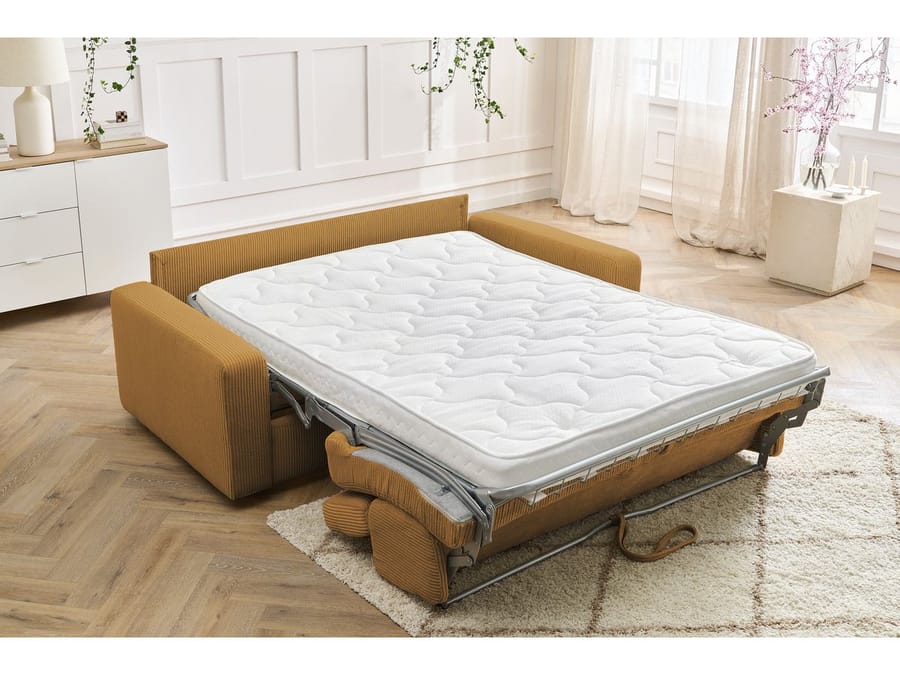 Canapé Monaco moutarde en position convertible avec matelas blanc déplié.