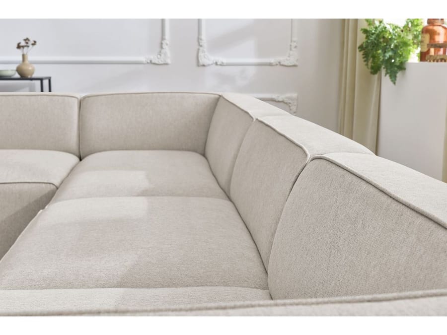 Gros plan des modules et coutures du canapé Megève en tissu beige clair