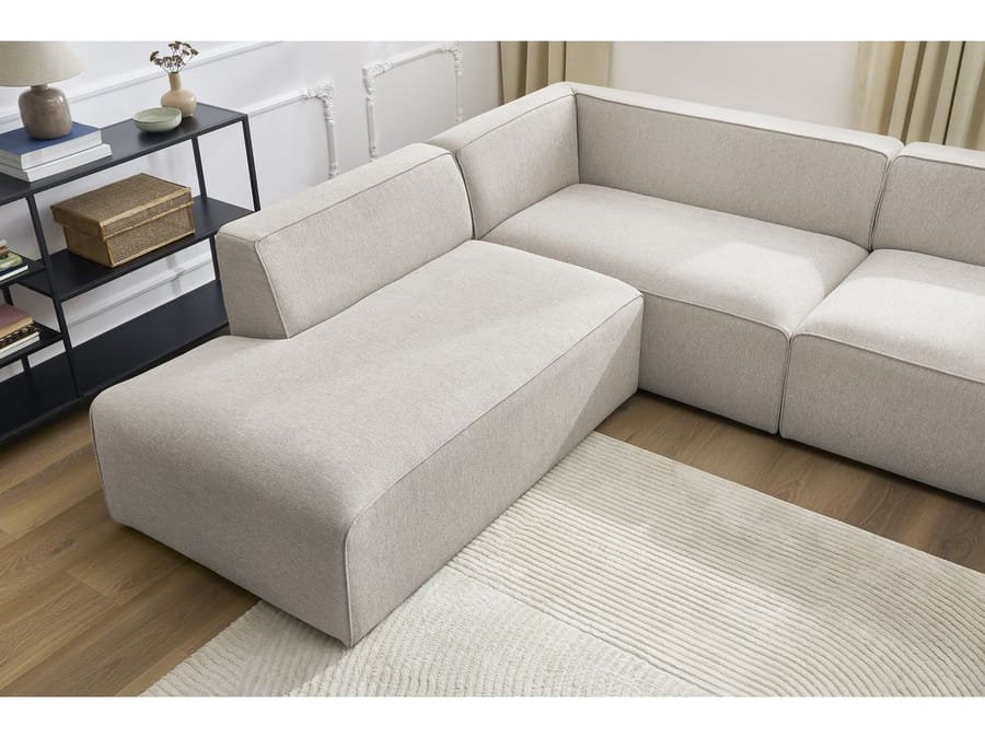 Canapé Megève angle avec méridienne en tissu beige dans un salon lumineux