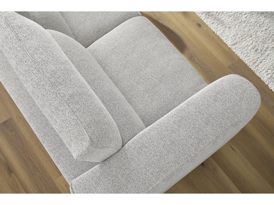Gros plan sur accoudoir arrondi et coussin du canapé William en tissu gris