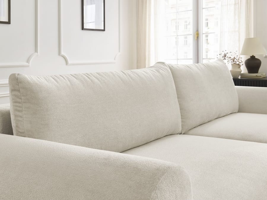 Gros plan sur les coussins rectangulaires striés du dossier du canapé Lucien