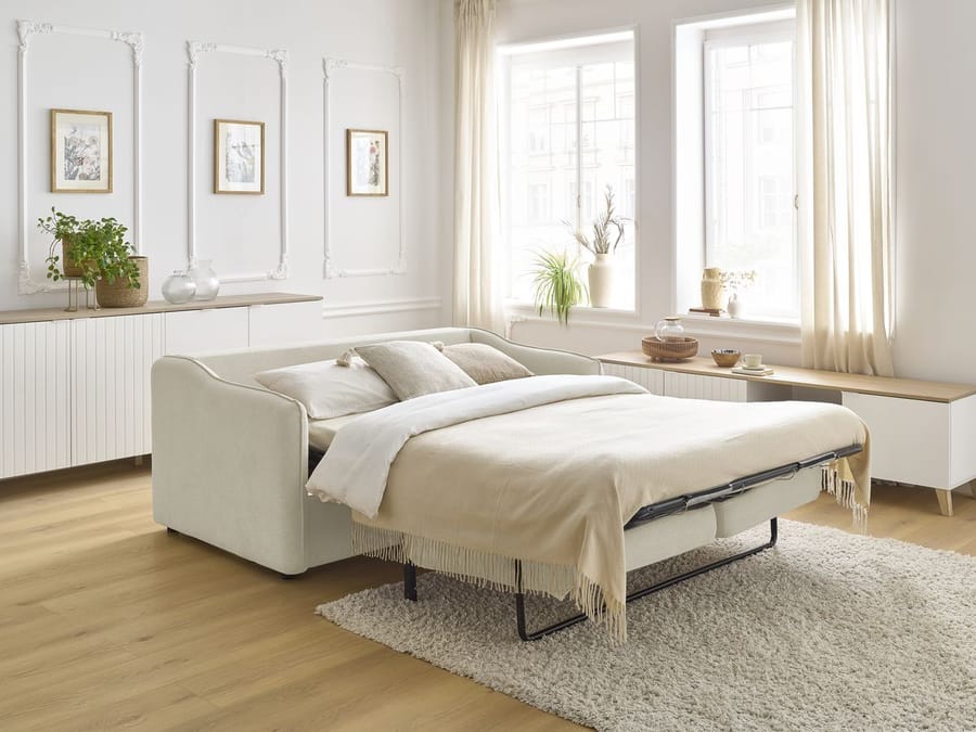 Canapé Lenny convertible déplie en lit avec matelas visible, dans un salon.