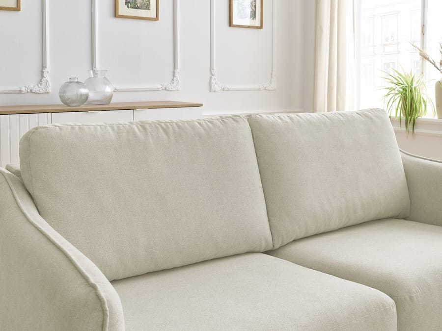 Détail des coussins et de l'accoudoir du canapé Lenny beige.