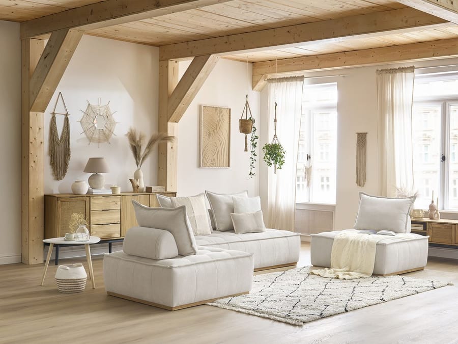Canapé Elisa blanc modulable dans salon lumineux avec structure bois et accessoires naturels.