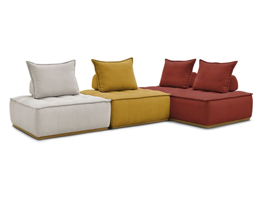 Canapé Elisa modulable en trois coloris: blanc cassé, jaune moutarde et terracotta.