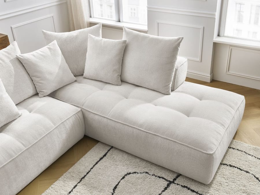 Gros plan sur la méridienne du canapé Whesley, coussins beige et tissu texture visible