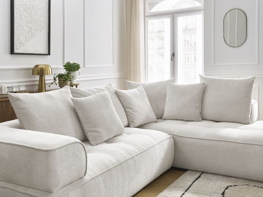 Canapé Whesley d'angle en tissu beige vue de trois quarts, méridienne à droite