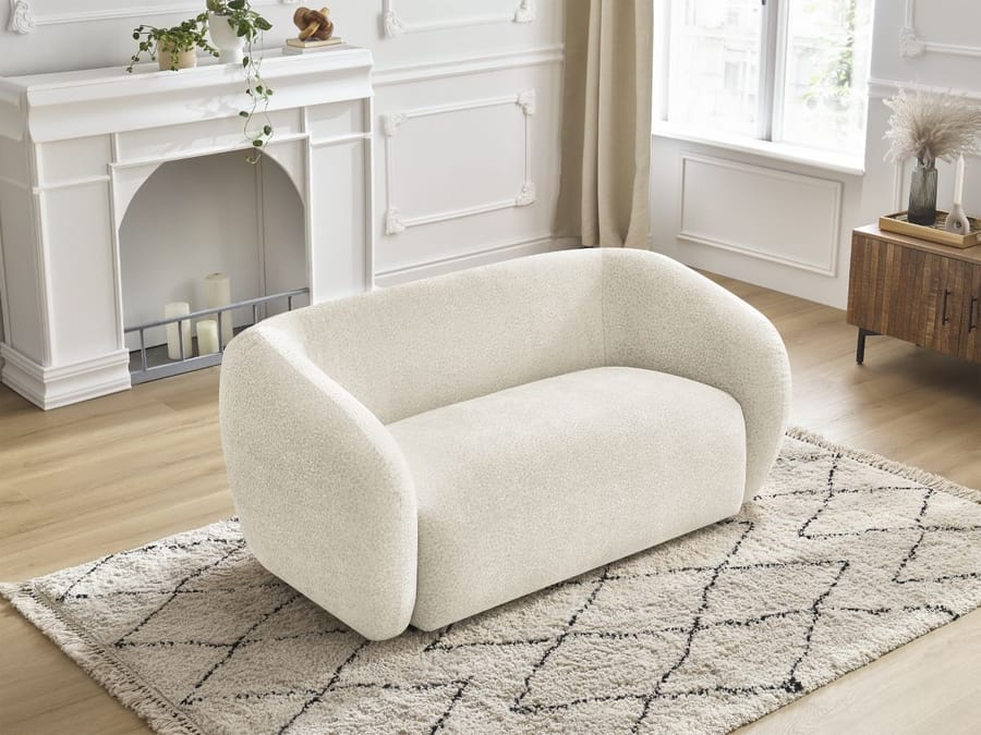 Canapé Celine beige vu de profil montrant sa profondeur et ses formes arrondies.