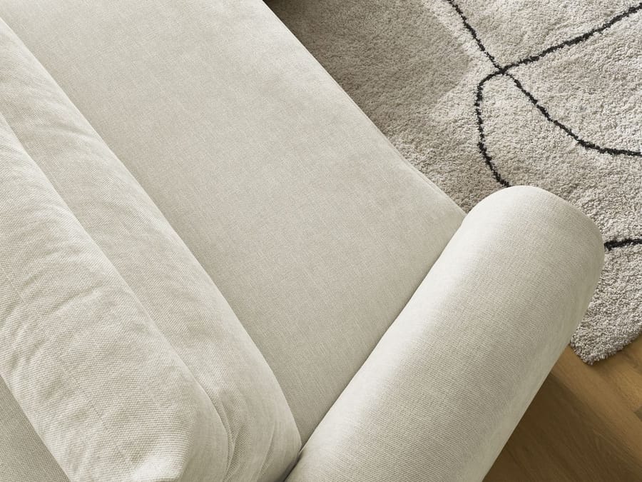 Gros plan de la texture du tissu beige du canapé Aden et de ses coutures