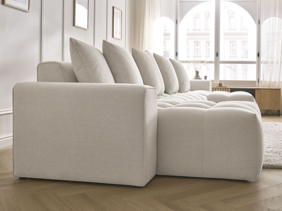 Canapé Mont-Blanc d'angle beige vu de côté avec profondeur des coussins gonflés.