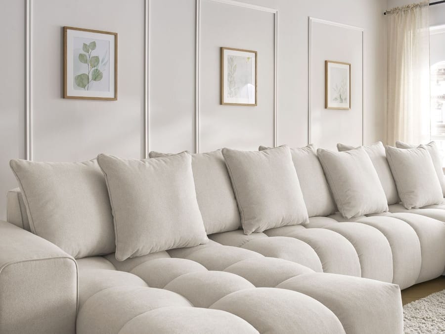 Détail des coussins et piqûres du canapé Mont-Blanc beige en salon.