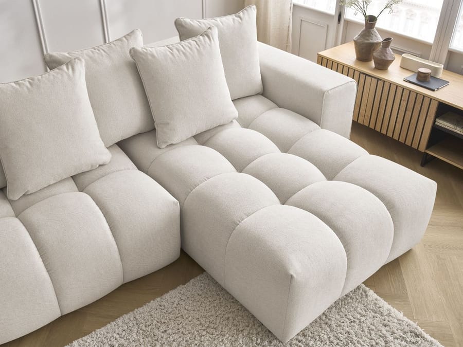 Canapé Mont-Blanc modulable beige avec poufs séparés, vue d'ensemble en salon.