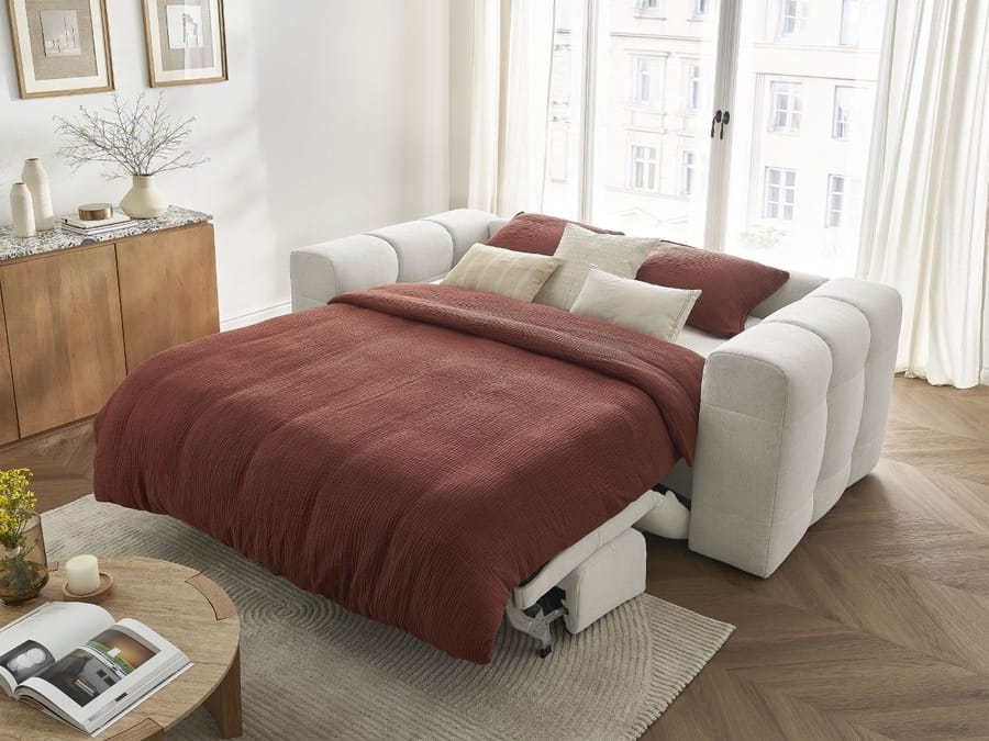 Canapé Cloud convertible lit beige ouvert matelas blanc, couette rouille, coussins
